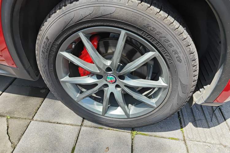 Used Alfa Romeo Stelvio 2017 2.0T 200HP Luxury Edition Right Front Wheel Hub