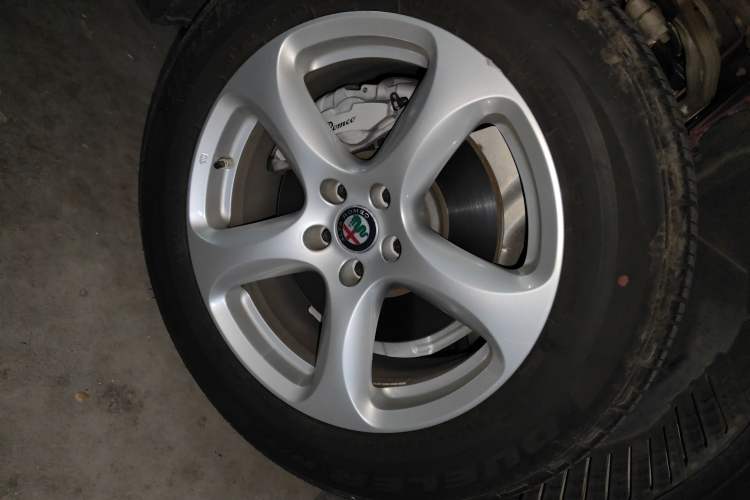 Used Alfa Romeo Stelvio 2017 2.0T 200HP Elite Edition Right Front Wheel Hub