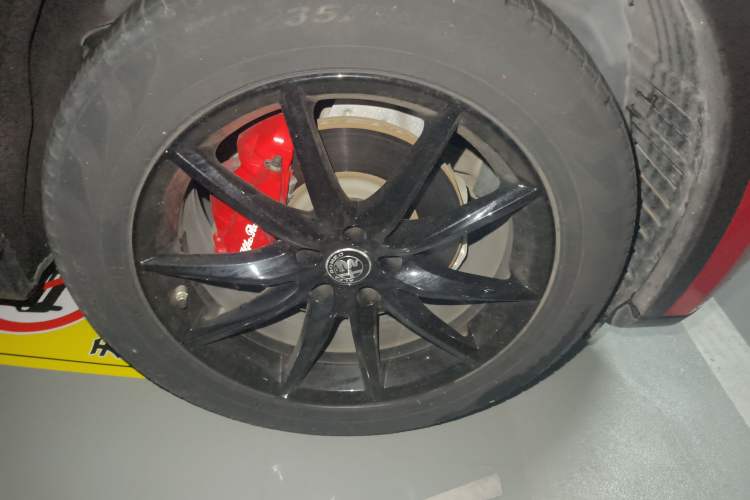 Used Alfa Romeo Stelvio 2017 2.0T 200HP Luxury Edition Right Front Wheel Hub