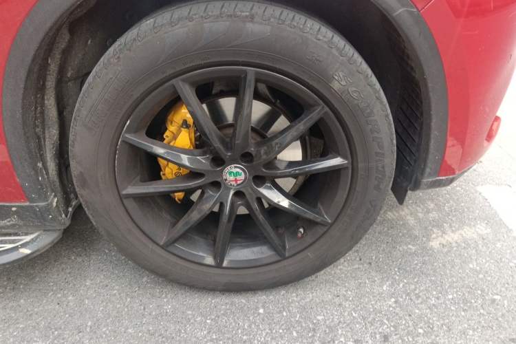 Used Alfa Romeo Stelvio 2017 2.0T 200HP Luxury Edition Right Front Wheel Hub