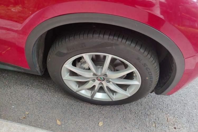 Used Alfa Romeo Stelvio 2017 2.0T 200HP Luxury Edition Right Front Wheel Hub