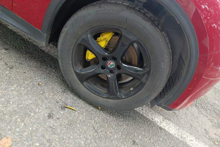 Used Alfa Romeo Stelvio 2017 2.0T 200HP Elite Edition Right Front Wheel Hub