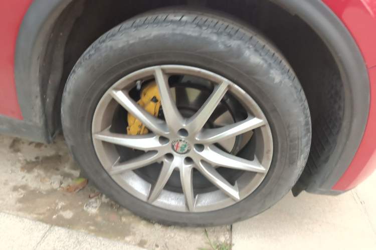 Used Alfa Romeo Stelvio 2017 2.0T 200HP Luxury Edition Right Front Wheel Hub