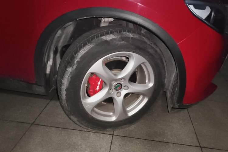 Used Alfa Romeo Stelvio 2017 2.0T 200HP Elite Edition Right Front Wheel Hub