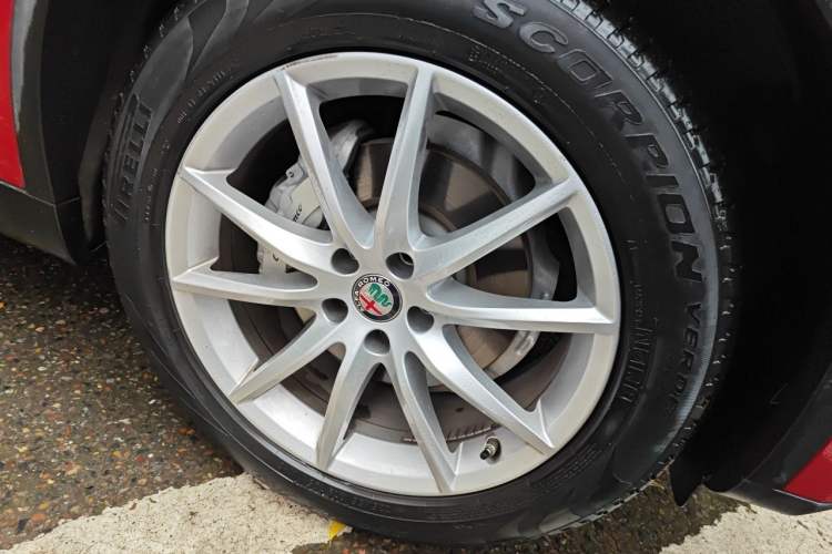 Used Alfa Romeo Stelvio 2017 2.0T 200HP Luxury Edition Right Front Wheel Hub