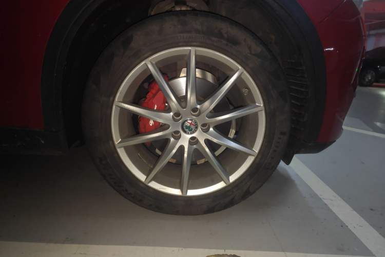 Used Alfa Romeo Stelvio 2017 2.0T 200HP Luxury Edition Right Front Wheel Hub