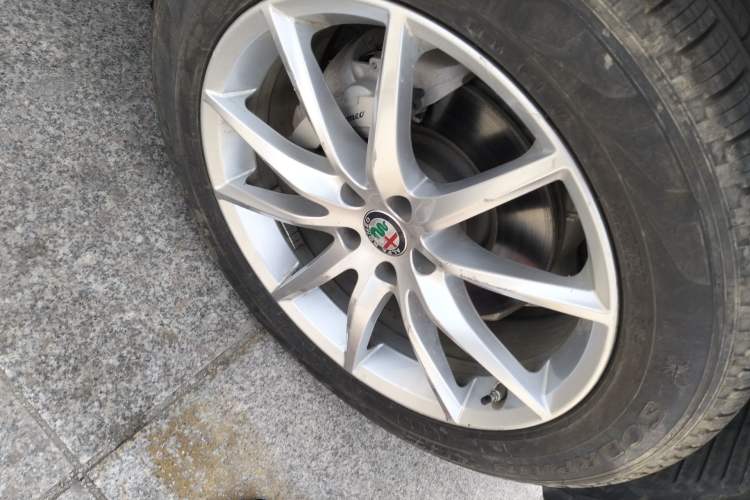 Used Alfa Romeo Stelvio 2017 2.0T 200HP Luxury Edition Right Front Wheel Hub