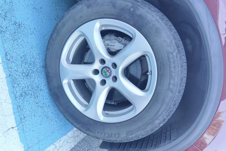 Used Alfa Romeo Stelvio 2017 2.0T 200HP Elite Edition Right Front Wheel Hub