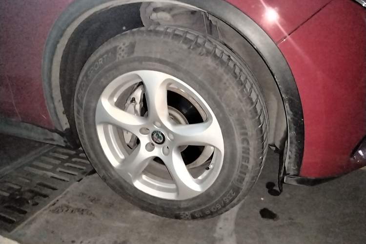 Used Alfa Romeo Stelvio 2017 2.0T 200HP Elite Edition Right Front Wheel Hub