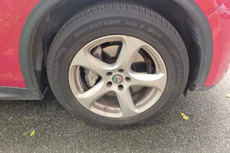 Used Alfa Romeo Stelvio 2017 2.0T 200HP Elite Edition Right Front Wheel Hub
