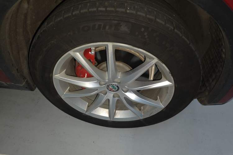 Used Alfa Romeo Stelvio 2017 2.0T 200HP Luxury Edition Right Front Wheel Hub