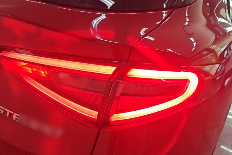 Used Alfa Romeo Stelvio 2017 2.0T 200HP Elite Edition Right Rear Taillight
