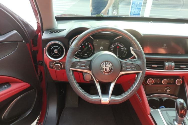 Used Alfa Romeo Stelvio 2017 2.0T 280HP Luxury Edition Steering Wheel