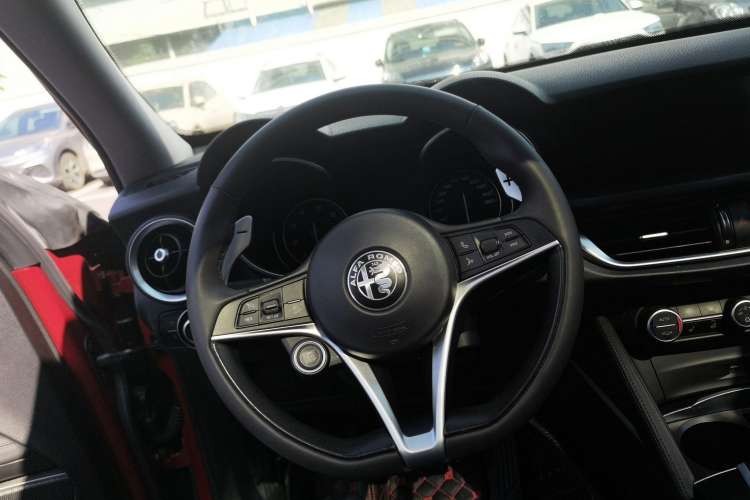 Used Alfa Romeo Stelvio 2017 2.0T 280HP Luxury Edition Steering Wheel