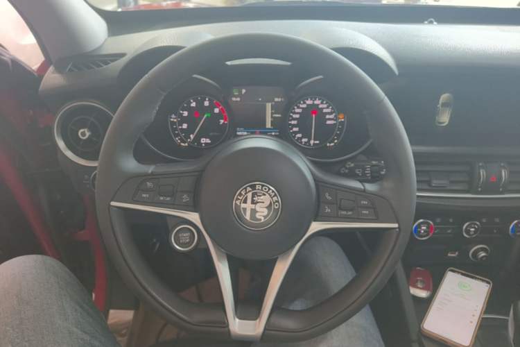 Used Alfa Romeo Stelvio 2017 2.0T 200HP Luxury Edition Steering Wheel