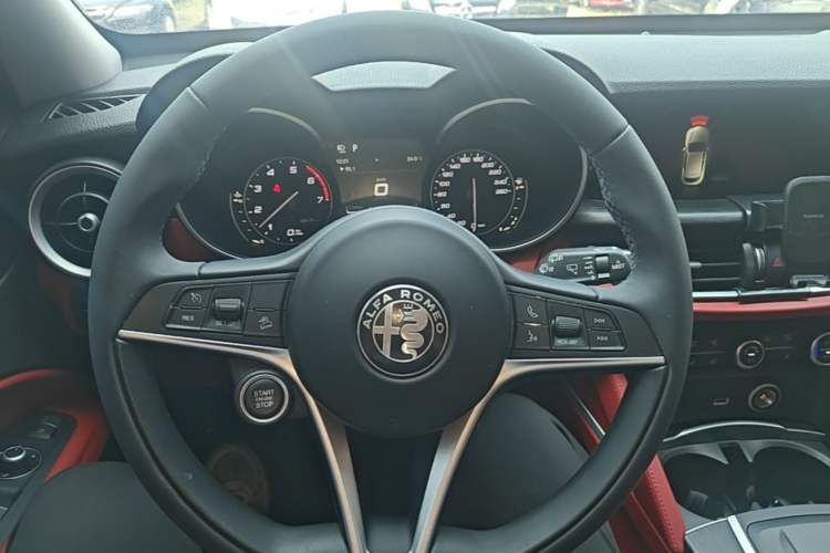 Used Alfa Romeo Stelvio 2017 2.0T 200HP Luxury Edition Steering Wheel