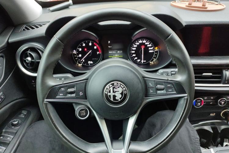 Used Alfa Romeo Stelvio 2017 2.0T 200HP Elite Edition Steering Wheel
