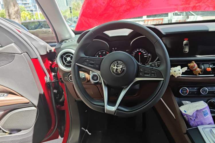 Used Alfa Romeo Stelvio 2017 2.0T 200HP Luxury Edition Steering Wheel