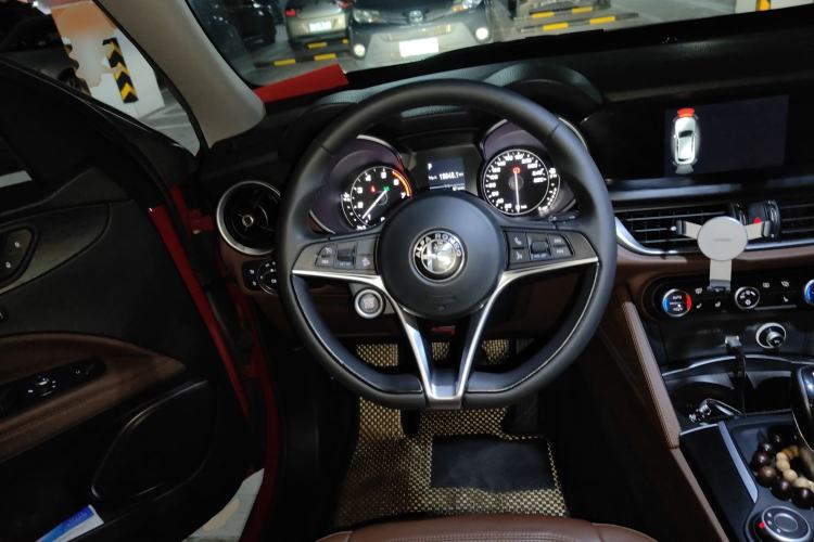 Used Alfa Romeo Stelvio 2017 2.0T 200HP Elite Edition Steering Wheel