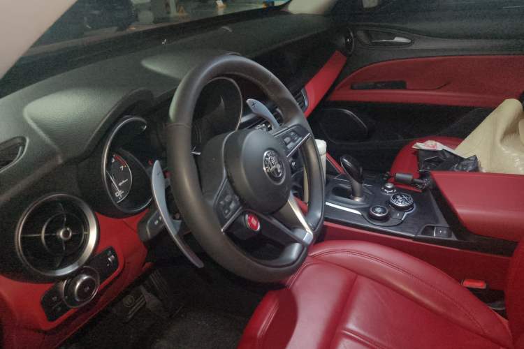 Used Alfa Romeo Stelvio 2017 2.0T 200HP Luxury Edition Steering Wheel