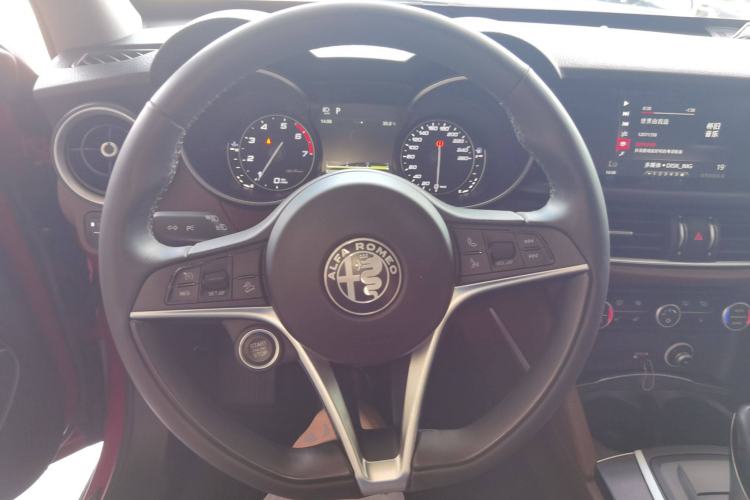 Used Alfa Romeo Stelvio 2017 2.0T 200HP Luxury Edition Steering Wheel