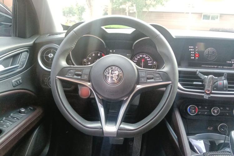 Used Alfa Romeo Stelvio 2017 2.0T 200HP Luxury Edition Steering Wheel