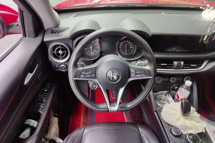 Used Alfa Romeo Stelvio 2017 2.0T 200HP Luxury Edition Steering Wheel