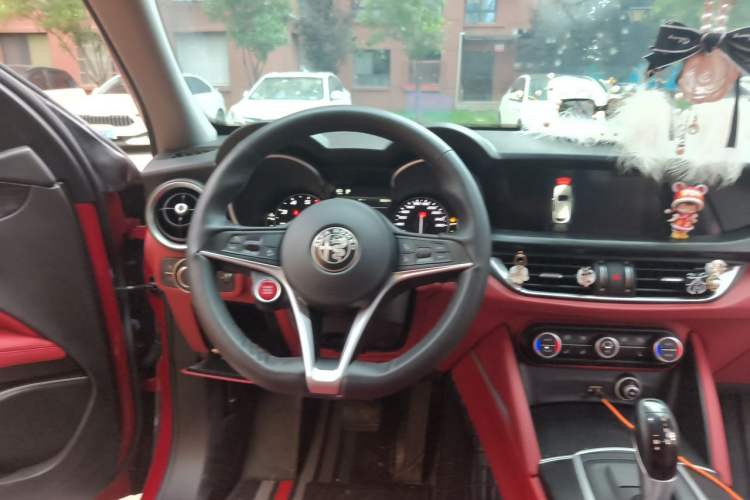 Used Alfa Romeo Stelvio 2017 2.0T 200HP Luxury Edition Steering Wheel
