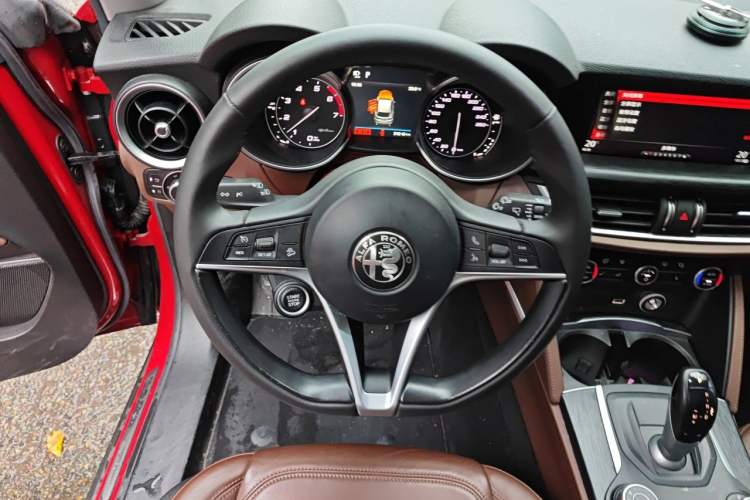 Used Alfa Romeo Stelvio 2017 2.0T 200HP Luxury Edition Steering Wheel
