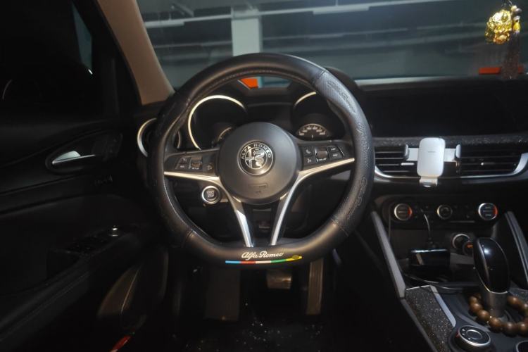 Used Alfa Romeo Stelvio 2017 2.0T 200HP Luxury Edition Steering Wheel