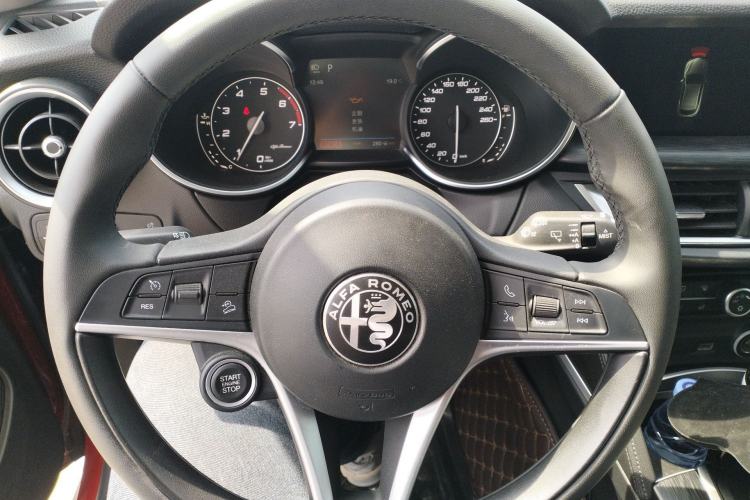Used Alfa Romeo Stelvio 2017 2.0T 200HP Luxury Edition Steering Wheel