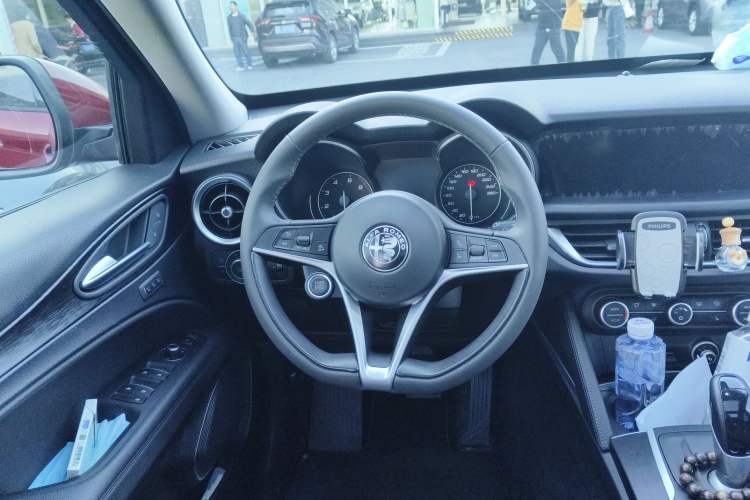 Used Alfa Romeo Stelvio 2017 2.0T 200HP Elite Edition Steering Wheel