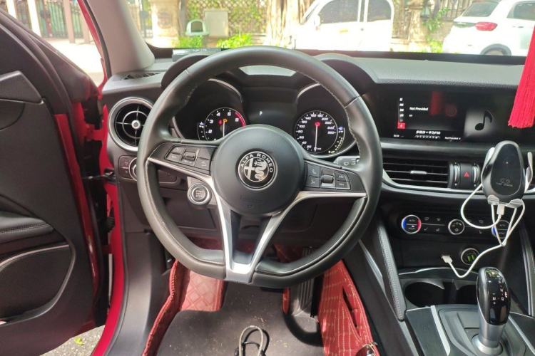Used Alfa Romeo Stelvio 2017 2.0T 200HP Elite Edition Steering Wheel