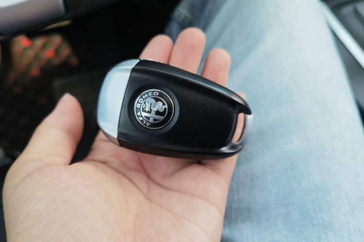 Used Alfa Romeo Stelvio 2017 2.0T 280HP Luxury Edition Vehicle Key