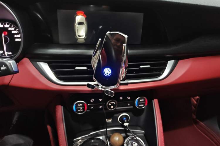 Used Alfa Romeo Stelvio 2017 2.0T 280HP Luxury Edition Audio And AC Panel