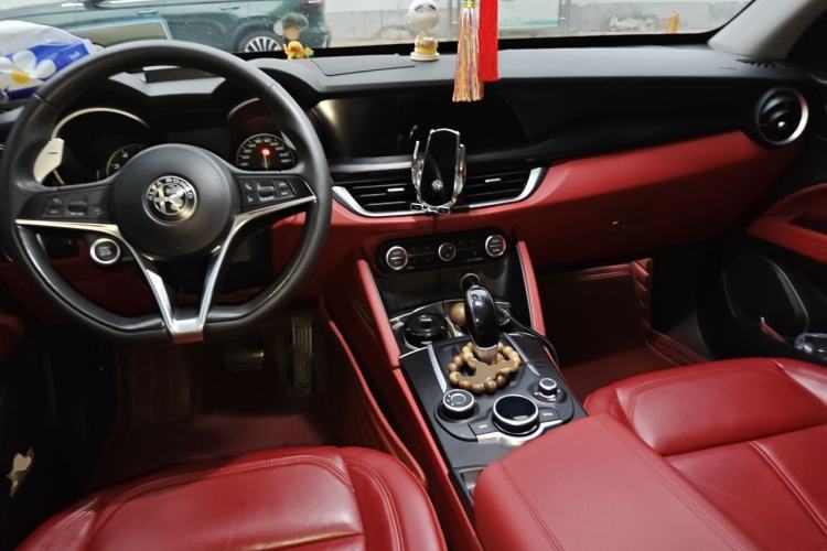 Used Alfa Romeo Stelvio 2017 2.0T 280HP Luxury Edition Center Console