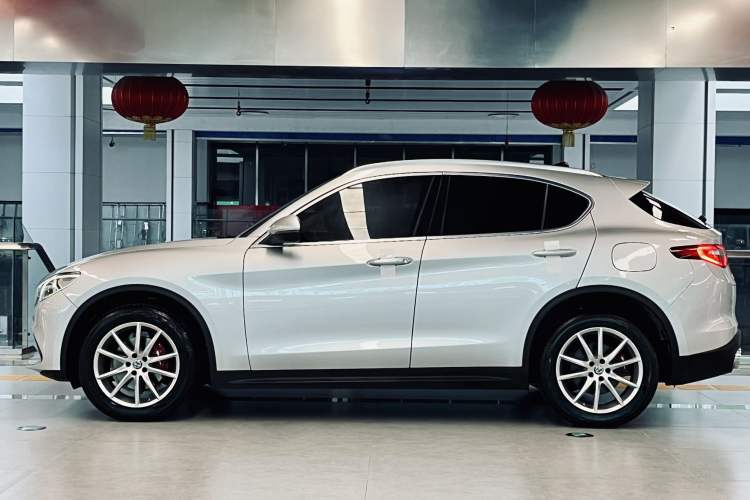 Used Alfa Romeo Stelvio 2017 2.0T 280HP Luxury Edition Exterior 2