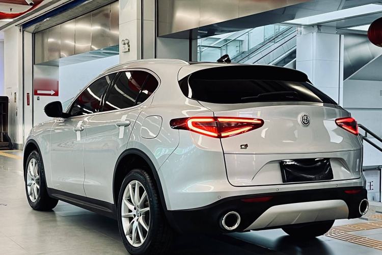 Used Alfa Romeo Stelvio 2017 2.0T 280HP Luxury Edition Exterior 3
