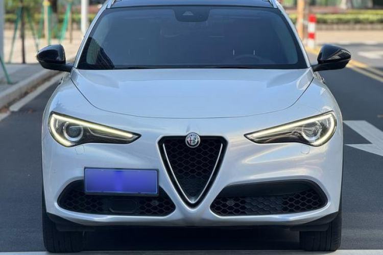 Used Alfa Romeo Stelvio 2017 2.0T 280HP Luxury Edition Exterior 3