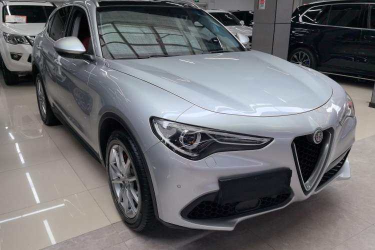 Used Alfa Romeo Stelvio 2017 2.0T 280HP Luxury Edition Exterior 4