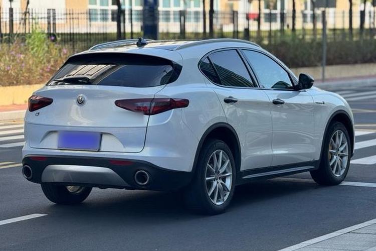 Used Alfa Romeo Stelvio 2017 2.0T 280HP Luxury Edition Exterior 4