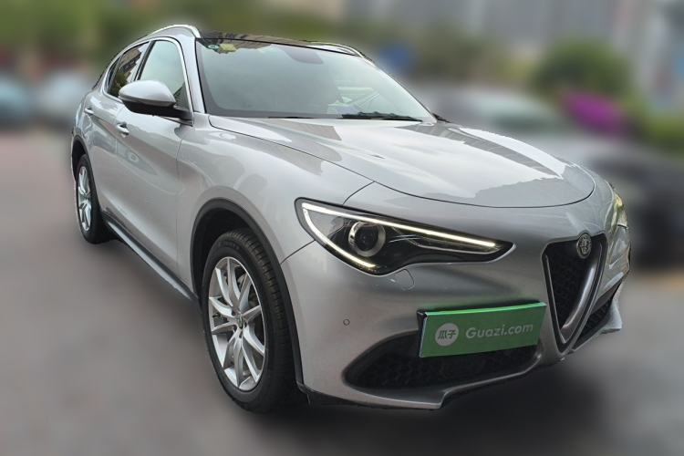 Used Alfa Romeo Stelvio 2017 2.0T 200HP Luxury Edition Front Right 45 Deg