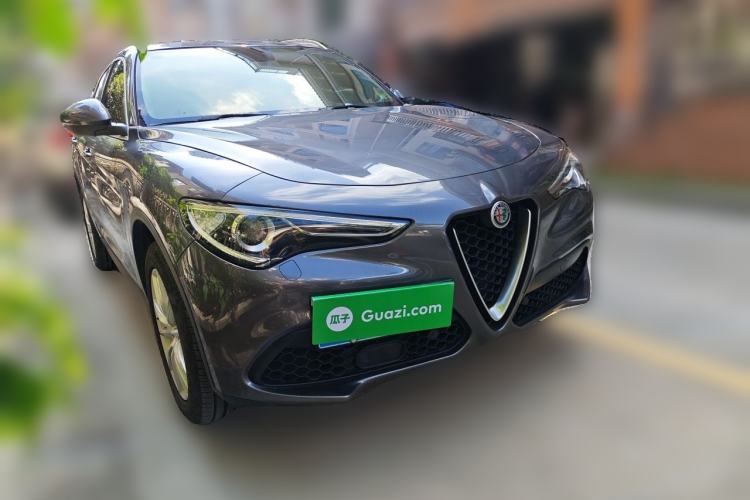 Used Alfa Romeo Stelvio 2017 2.0T 200HP Luxury Edition Front Right 45 Deg