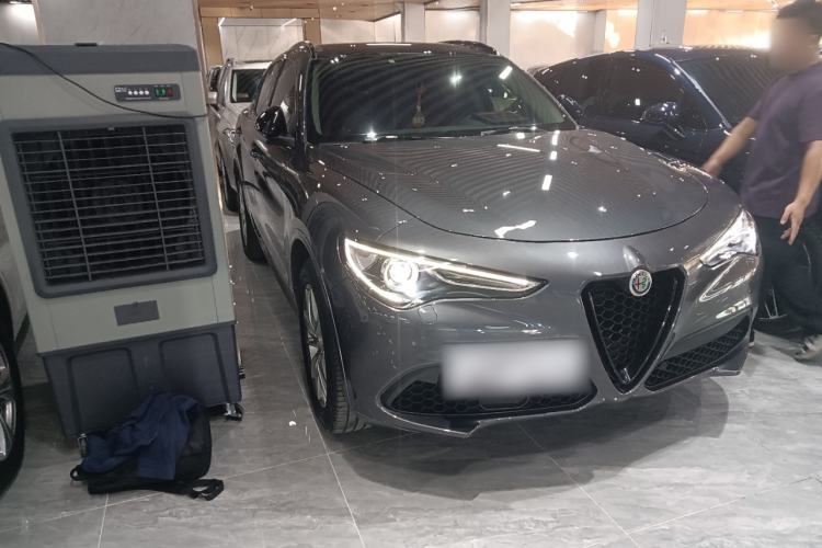 Used Alfa Romeo Stelvio 2017 2.0T 200HP Luxury Edition Front Right 45 Deg