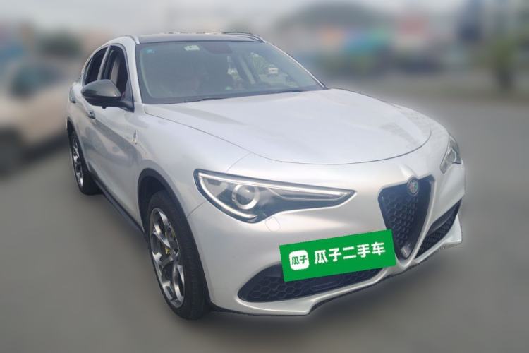 Used Alfa Romeo Stelvio 2017 2.0T 200HP Luxury Edition Front Right 45 Deg