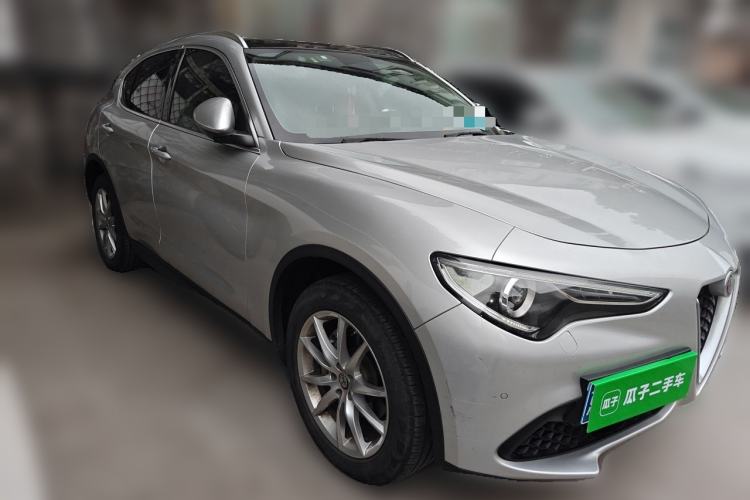 Used Alfa Romeo Stelvio 2017 2.0T 280HP Luxury Edition Front Right 45 Deg