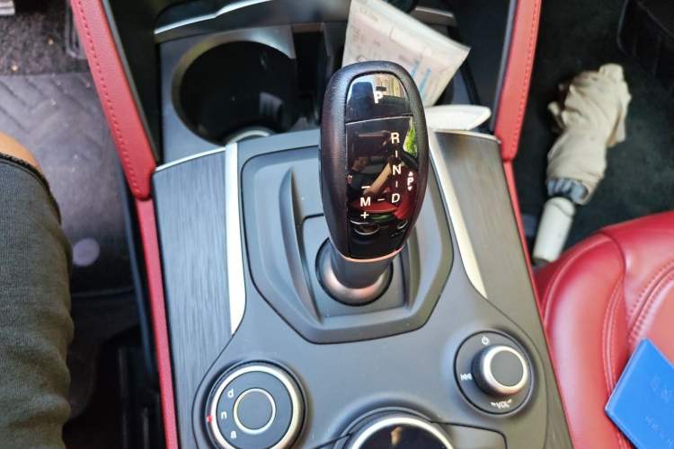 Used Alfa Romeo Stelvio 2017 2.0T 200HP Luxury Edition Gear Lever