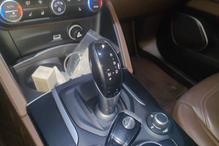 Used Alfa Romeo Stelvio 2017 2.0T 200HP Elite Edition Gear Lever