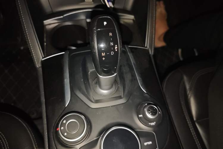 Used Alfa Romeo Stelvio 2017 2.0T 200HP Elite Edition Gear Lever
