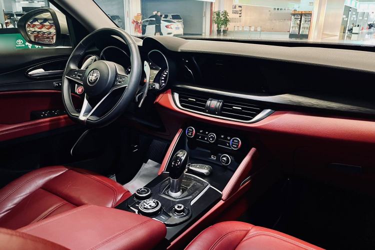 Used Alfa Romeo Stelvio 2017 2.0T 280HP Luxury Edition Interior 1